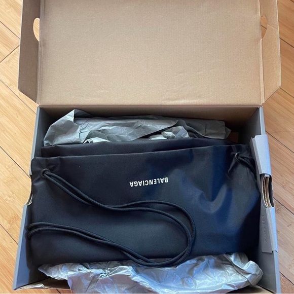 Balenciaga Sneakers! Brand new in box - Picture 3 of 4
